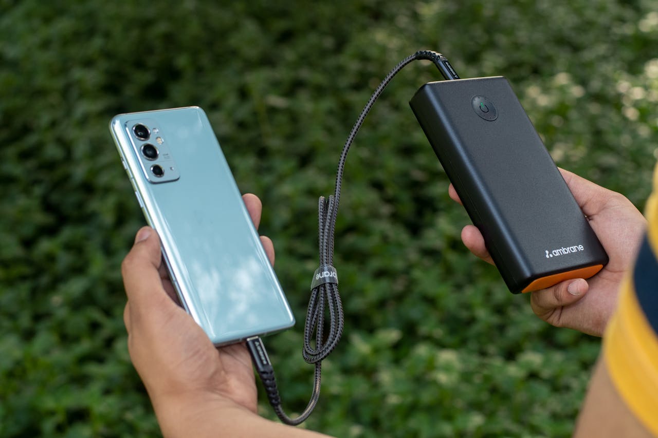 Při výběru powerbanky je nutné sledovat její výkon. Powerbanky patří vždy do příručního zavazadla nahoru na palubu, nikoliv do zavazadlového prostoru pro kufry.