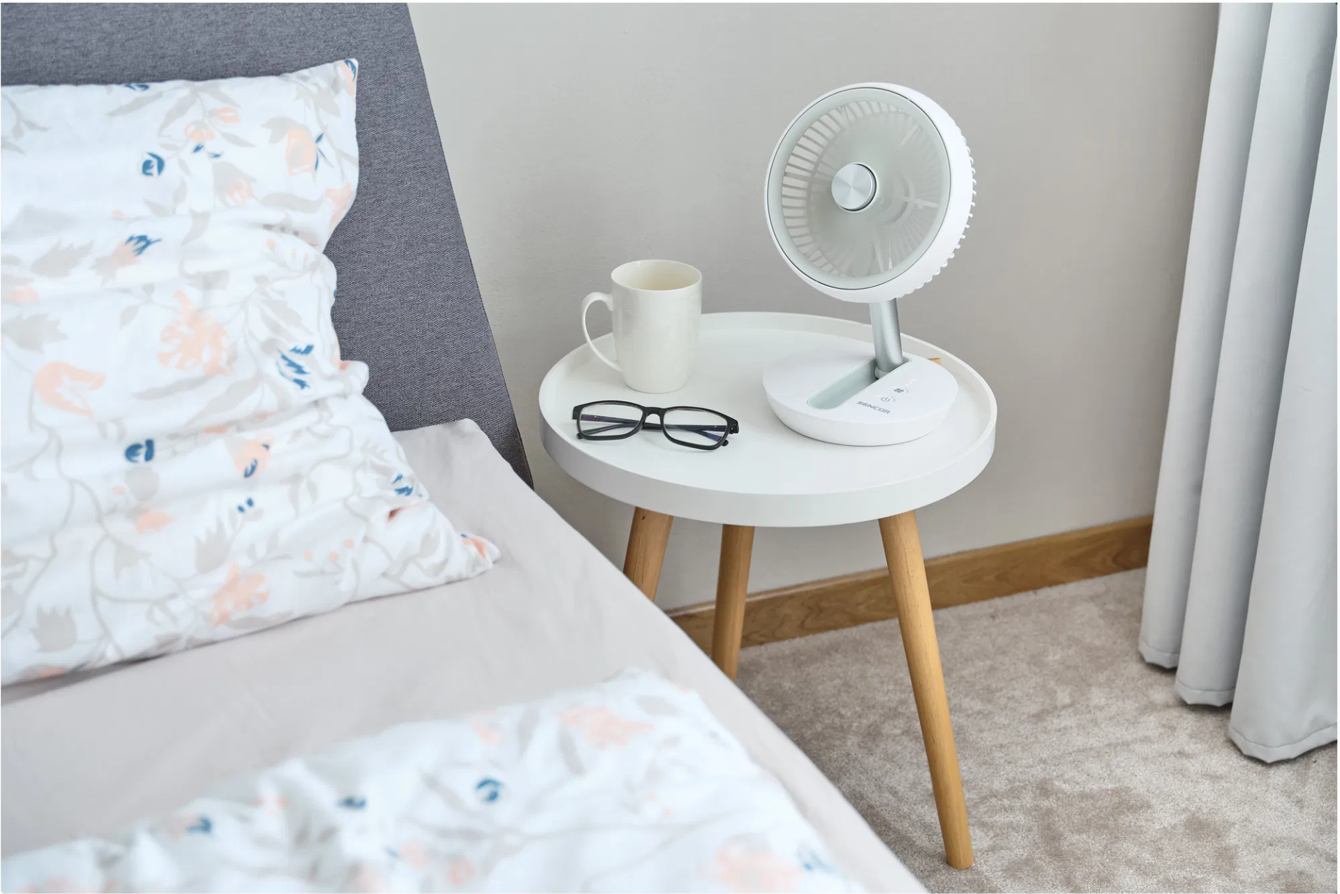 Malý skladný USB ventilátor s dostatečnou výdrží je skvělým pomocníkem při cestování do tropických zemí.